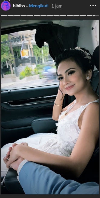 Vanessa Angel di dalam mobil menuju resepsi pernikahannya
