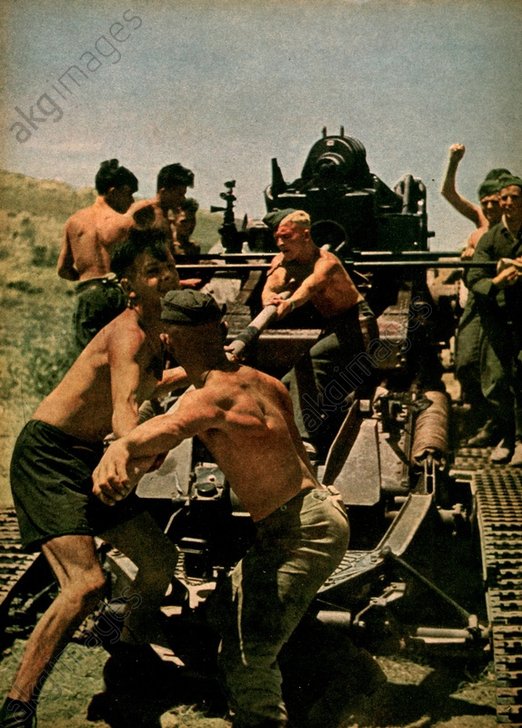 Dt. Artilleristen laden Geschütz, 1942.2