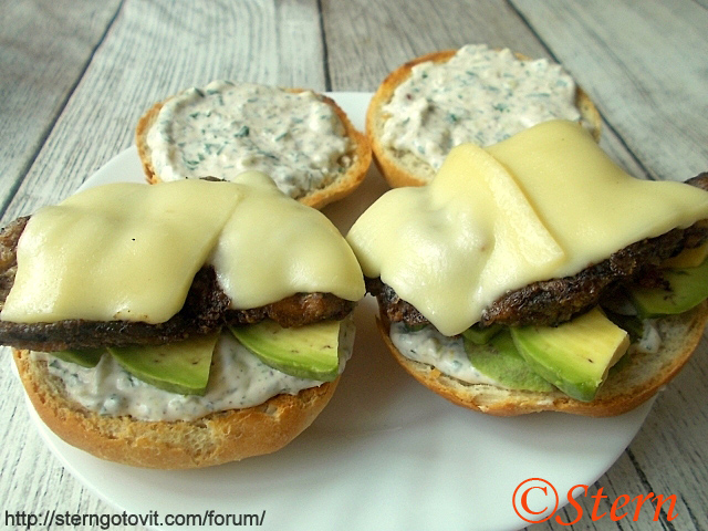 Чизбургер с печенью и авокадо