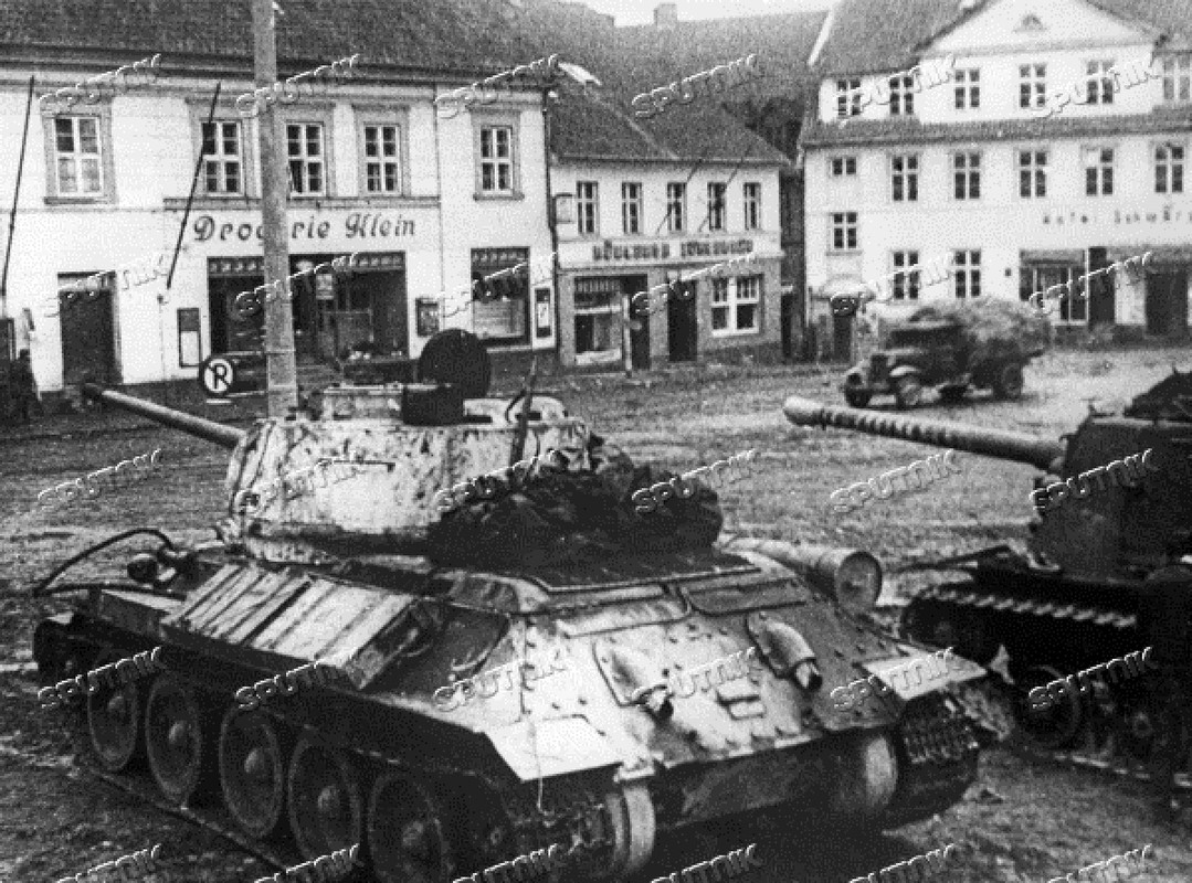 Советские танки в населенном пункте на подступах к Кенигсбергу.