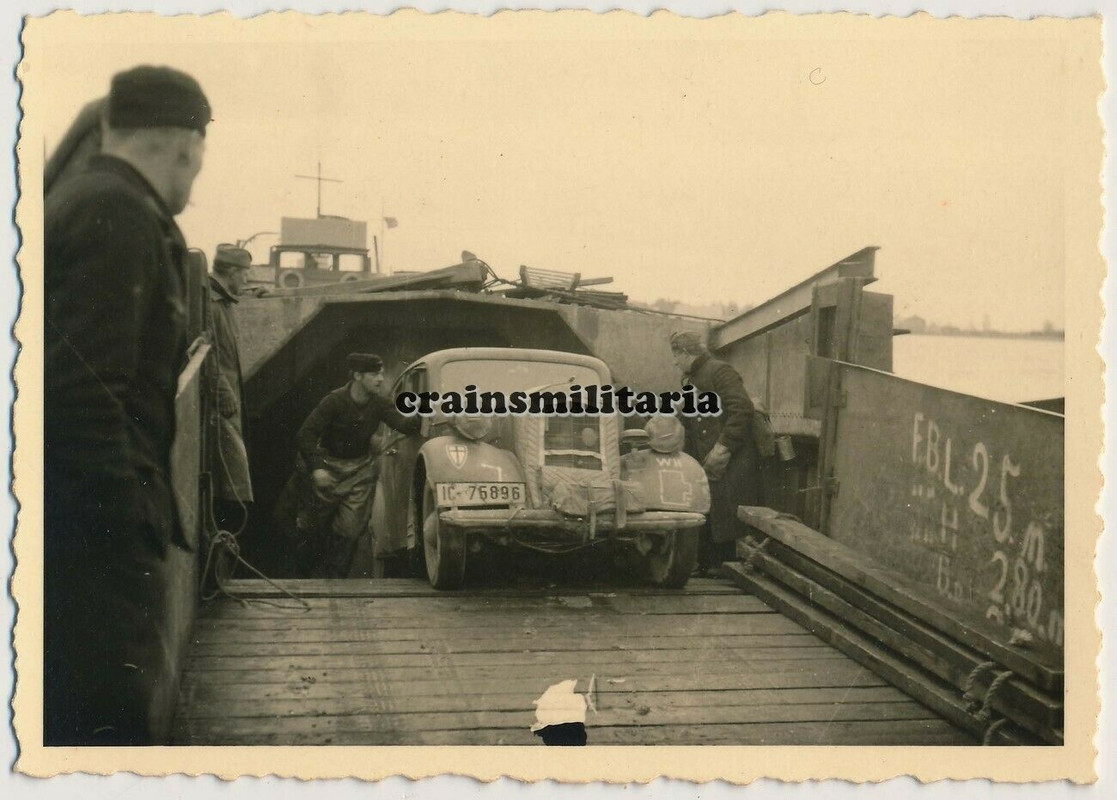 Orig. Foto Landung 61.ID Pkw m. Wappen Fähre Schiff Hafen HAAPSALU Estland 1941