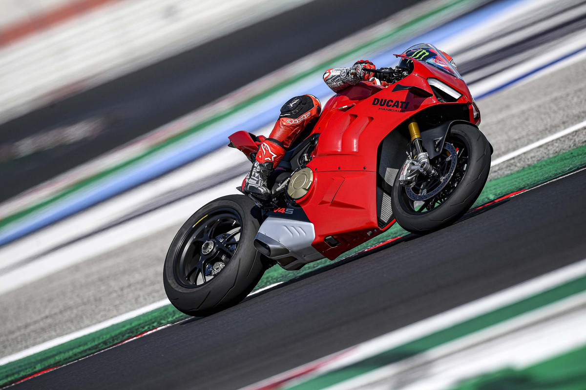 Фотографии Ducati Panigale V4 2022