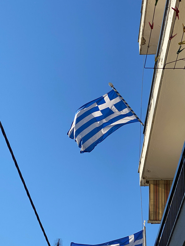 Exposed ceiling with ventilation and electrical conduits.