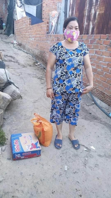 Hình ảnh phát gạo mì cho khu cách ly "Hòn Rớ" Nha Trang 11