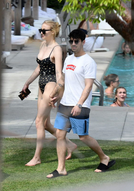 Sophie-Turner-upskirtSTARS.com (3)