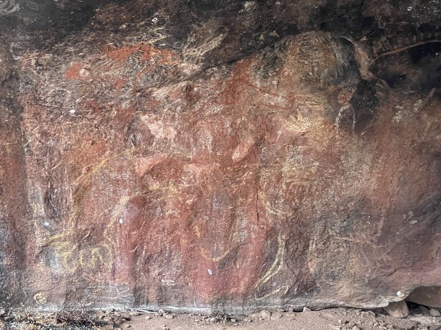 Recorriendo la base del Uluru - El abrazo a Pearl (3)