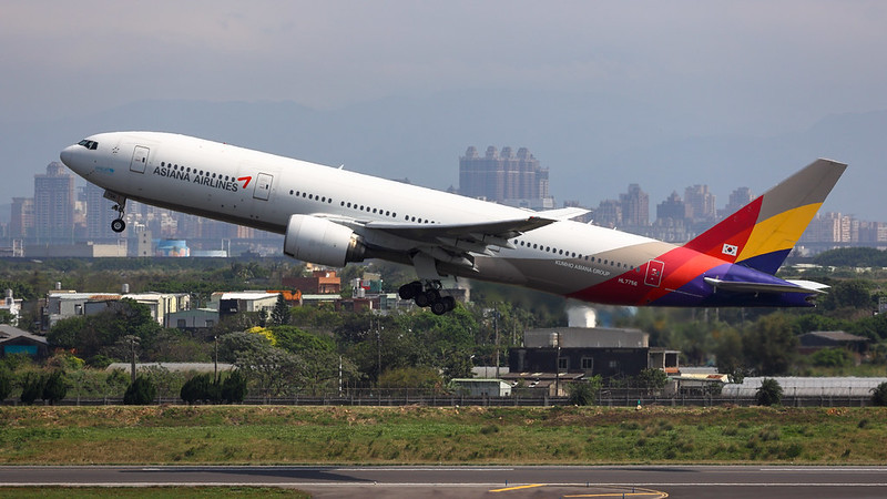 Pesawat Asiana Airlines yang baru-baru ini viral lantaran ada penumpang yang nekat buka pintu darurat mendadak.