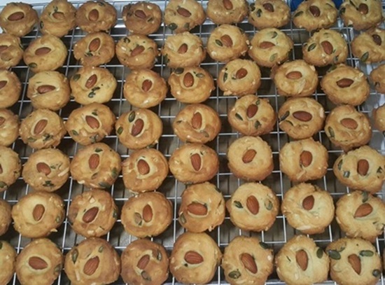 คุ้กกี้เนยสดหน้าอัลมอนด์ Almond butter cookies 18961776-4