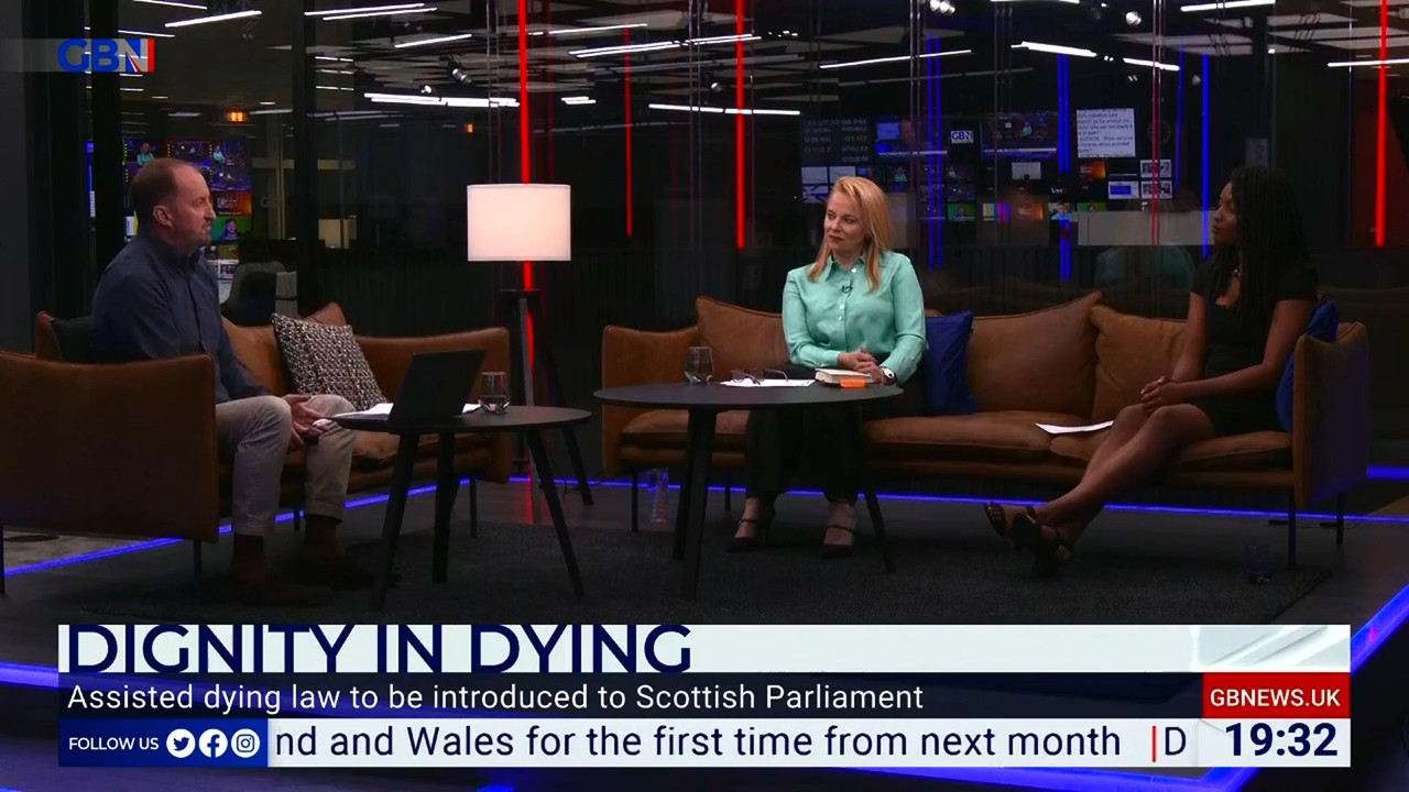 06.20 - 19.00.00 - Sunday Night Live. Interviews, debate and discussi....ts_snapshot_38.26.593
