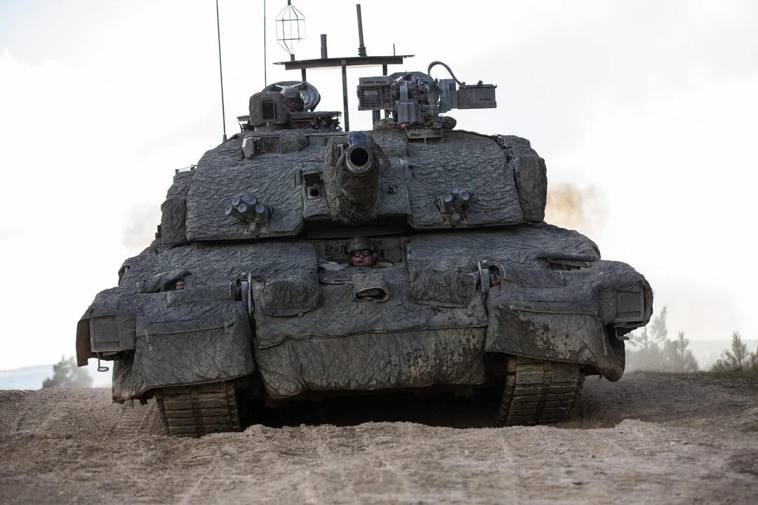 behold-the-challenger-2-tes-megatron-fitted-with-a-mobile-v0-400ynhtfpr6f1.webp