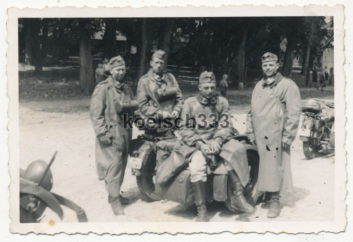 Foto Kradschützen der Wehrmacht in Gummizeug am Motorrad Gespann im Westen 1940