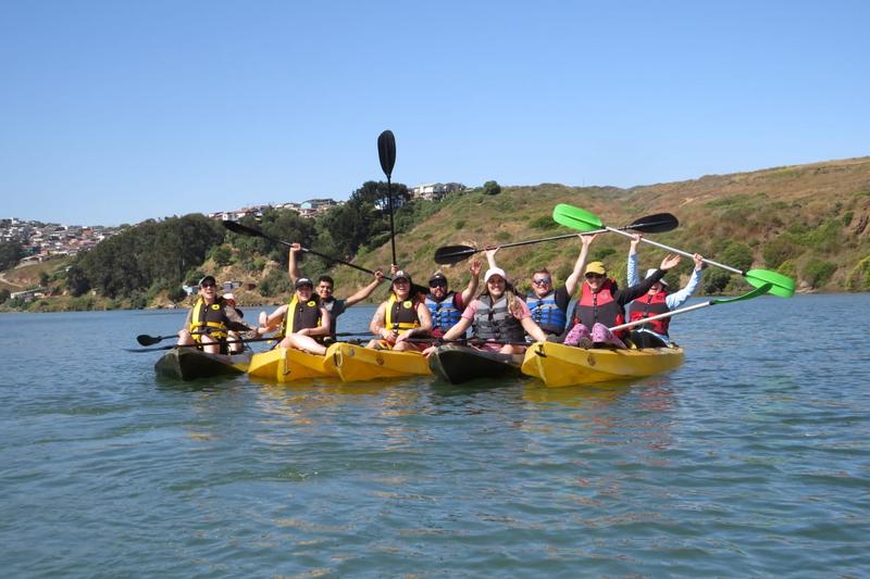 Grupo en kayaks de colores sobre el río Rapel