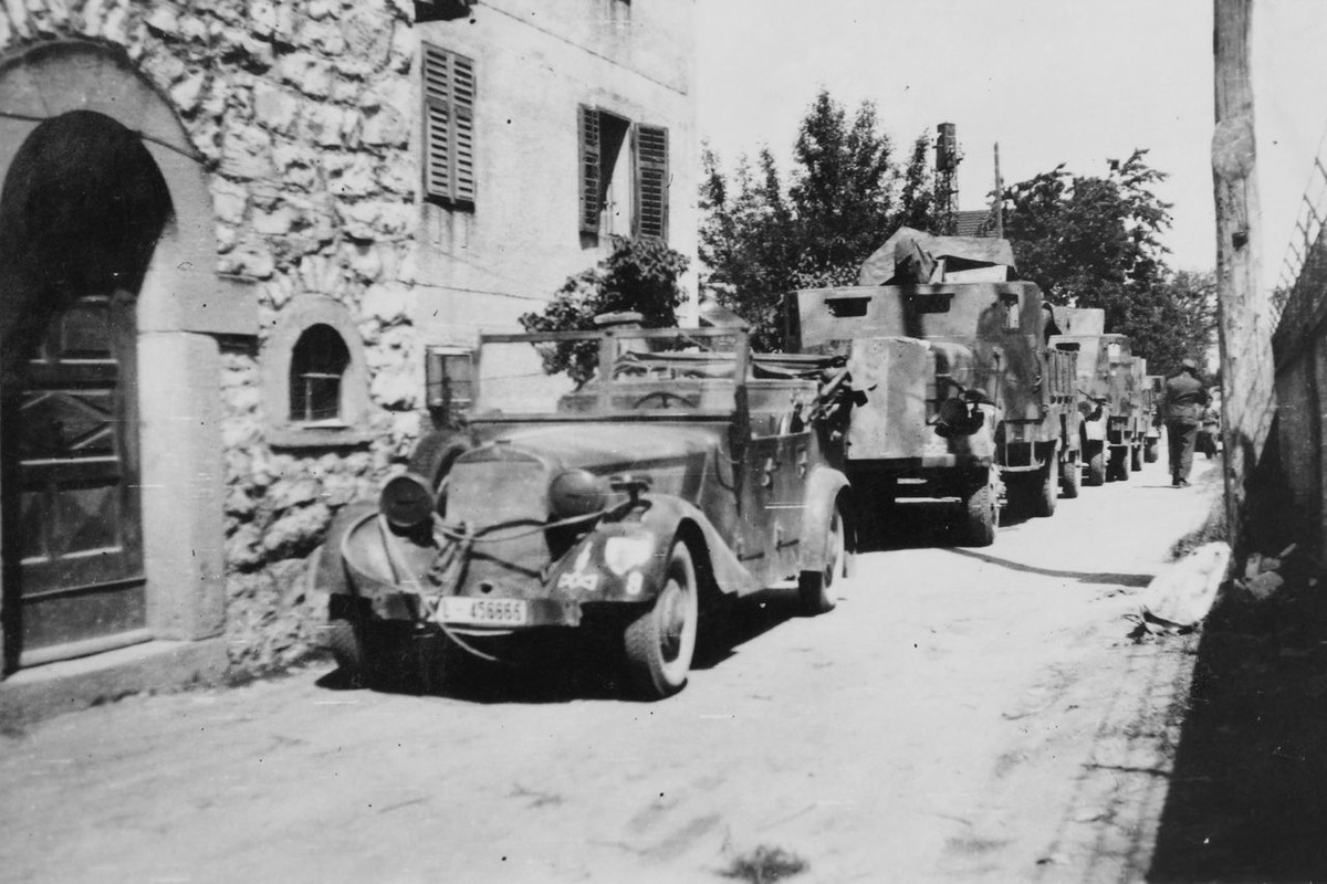 Die Kanonenbatterie in voller Rüstung, aber das letzte Mal.