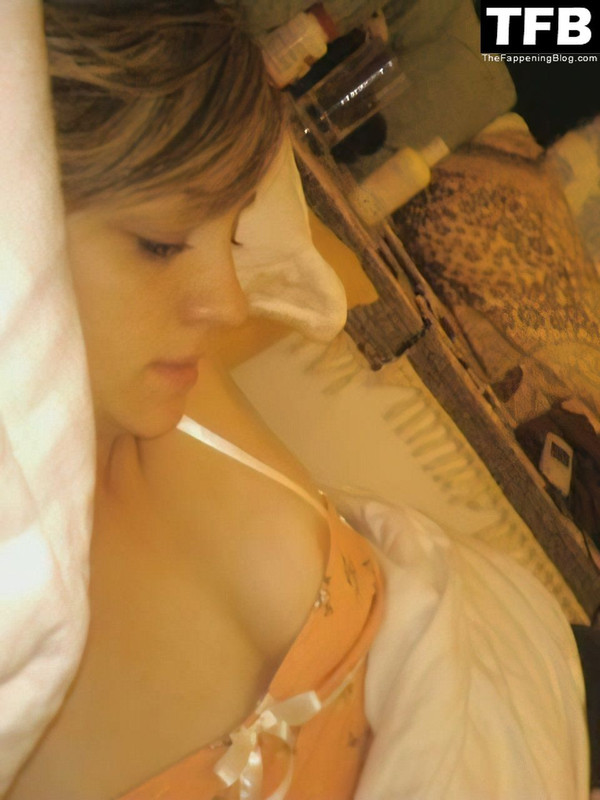 Abby-Elliott-Nude-Sexy-Leaked-The-Fappening-Blog-6