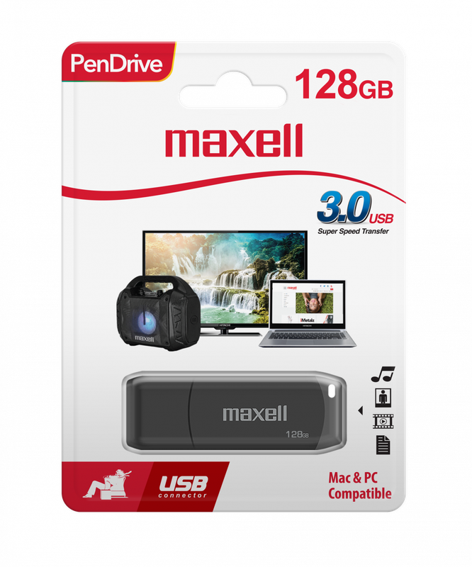 Una persona conectando la memoria USB de Maxell a una laptop.