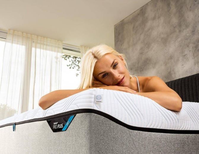 Ein luxuriöses Schlafzimmer mit einem großen, einladenden Bett.