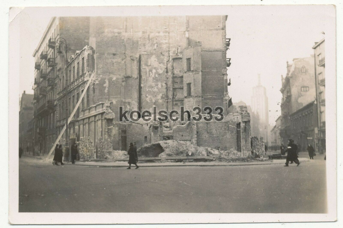 !!! polnische Zivilisten vor Häuser Ruinen im zerstörten Warschau in Polen