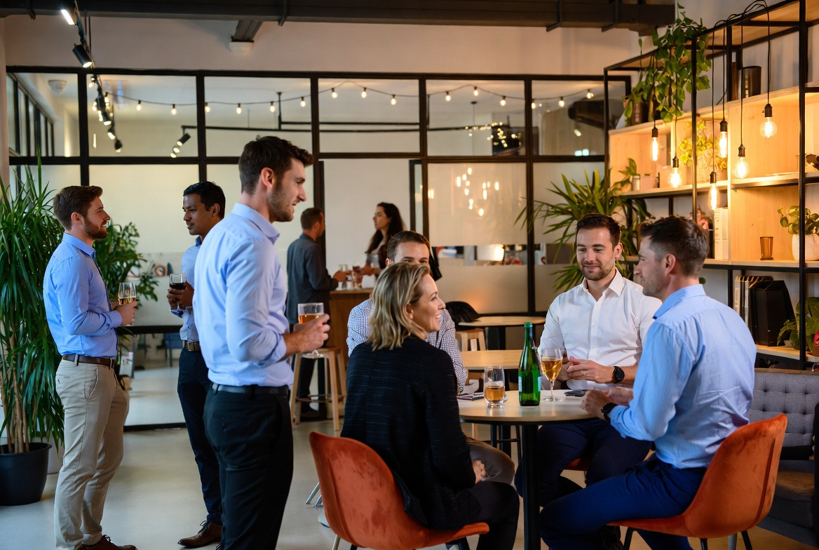 Ondernemers op kantoor bespreken mijn bedrijf verkopen en kosten