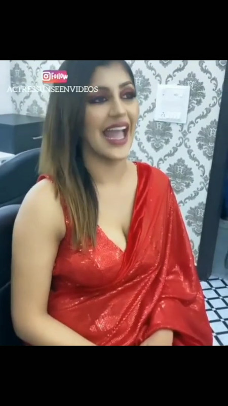 Bollywood actress hot cleavage in saree 30