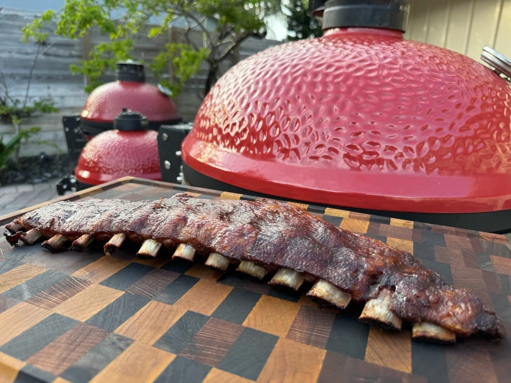 Ребра на Kamado Joe