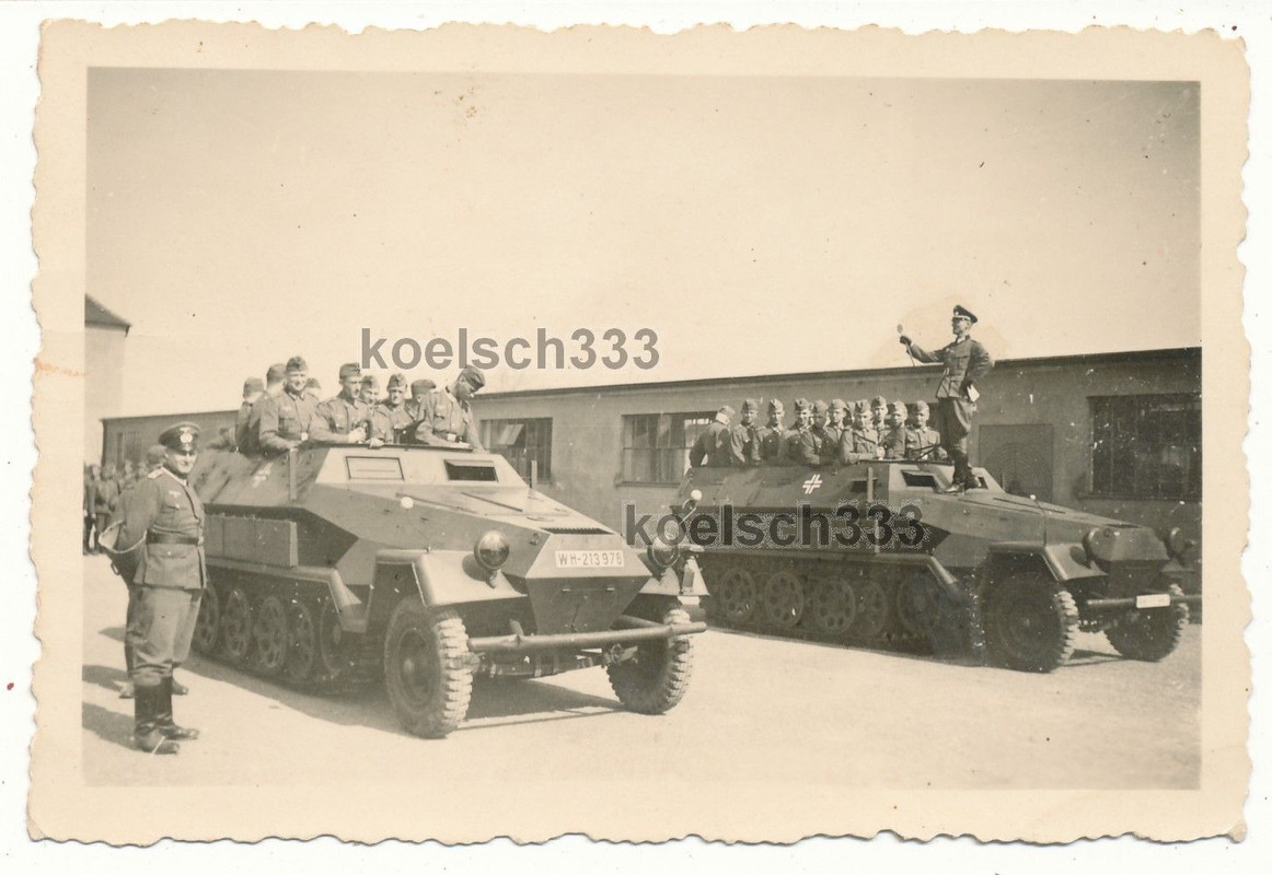 Foto Soldaten der Wehrmacht in Schützenpanzer Pa