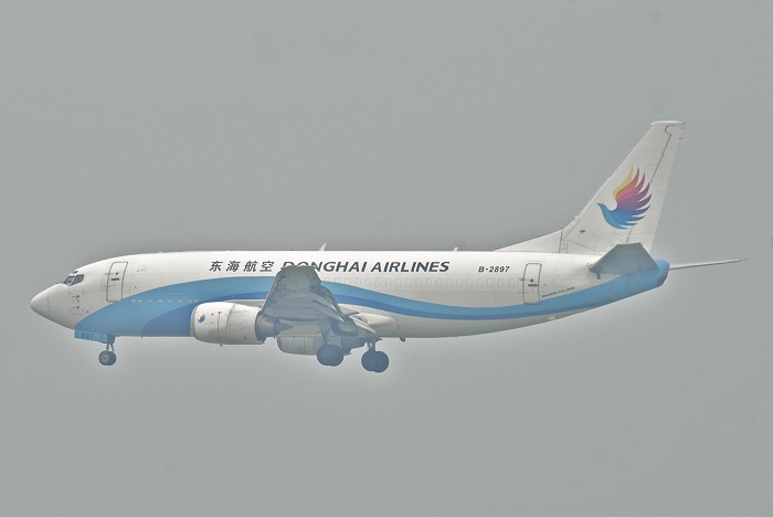 Dua anggota staf telah diskors dari pekerjaanya di Donghai Airlines setelah konflik di udara berakhir dengan cedera fisik pada kedua belah pihak.