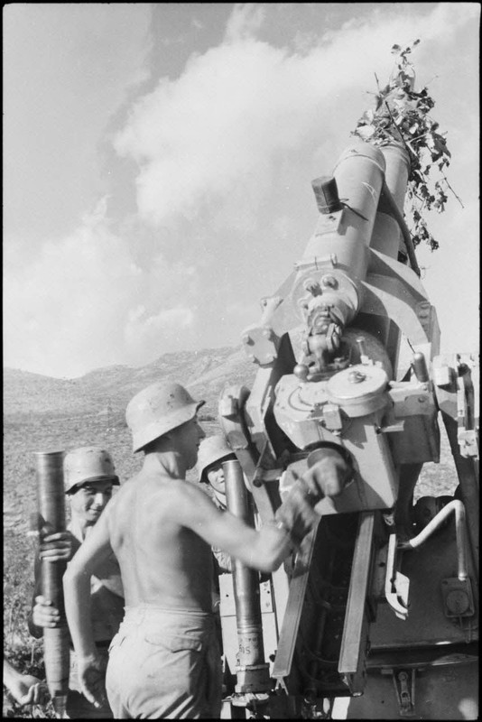 En Crète, les artilleurs du canon A de la 3e batterie du FlaK-Regiment 23 s'activent autour d'un can