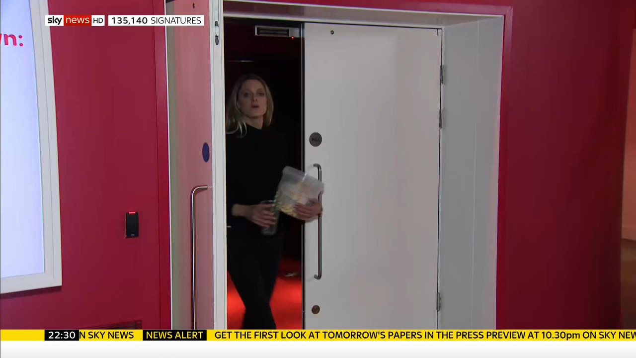06 January - 22.00.00 - Sky News At 10. Anna Jones with the main
