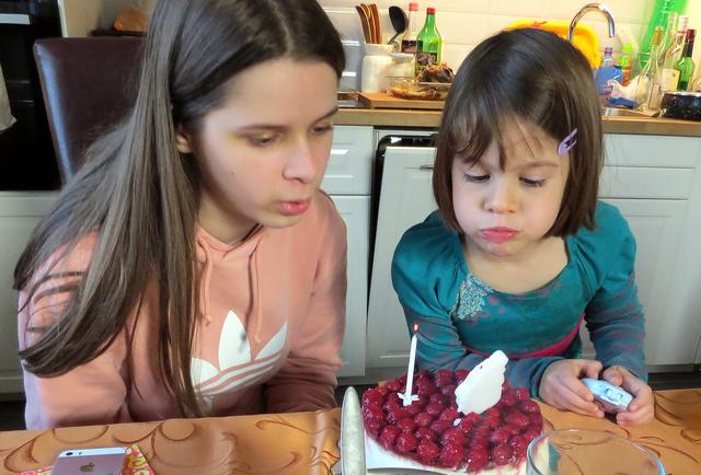 dec.1.Léna Leti gyertyát fújják