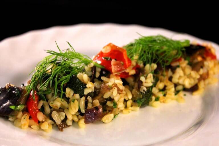 Bulgursalat mit gebratenem Gemüse aus dem Ofen Bulgursalat mit gebratenem Gemüse aus dem Ofen