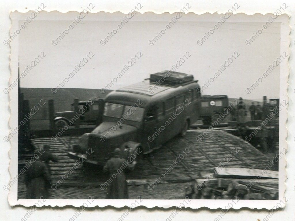 Foto, Wehrmacht, Bus, Omnibus in prekärer Lage, 