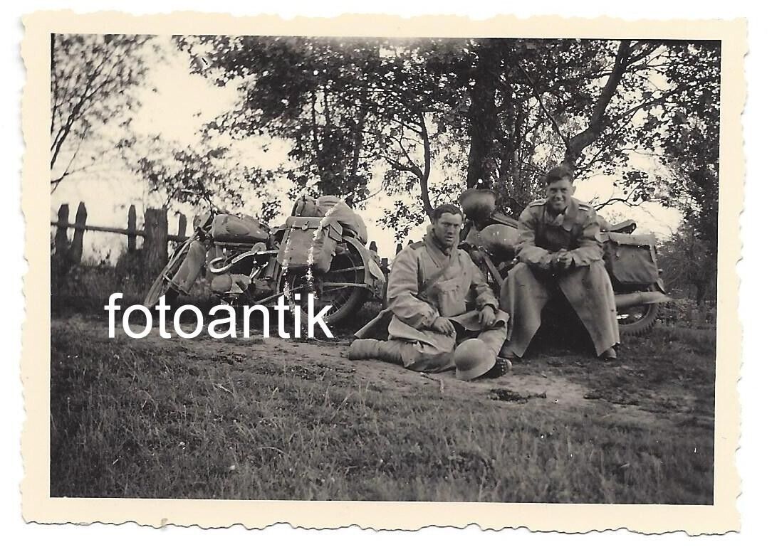 Foto 2 WK  Ostfront  Kradmelder mit Lederkombi und Ausrüstung  Krad Motorrad 1941
