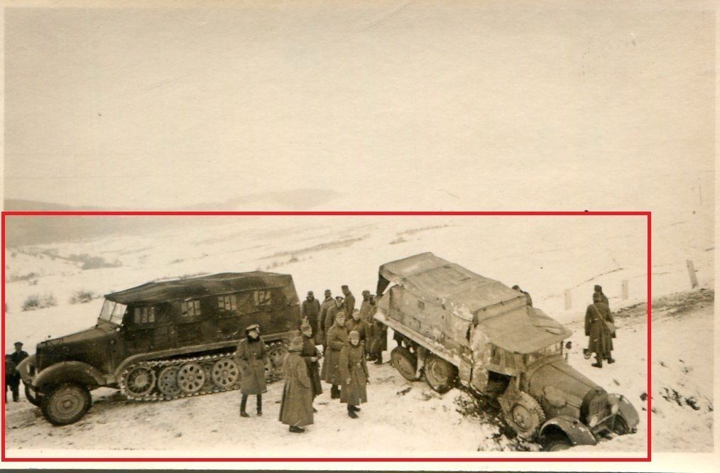 WW II Foto Panzerspähwagen hilft LKW nach Unfall