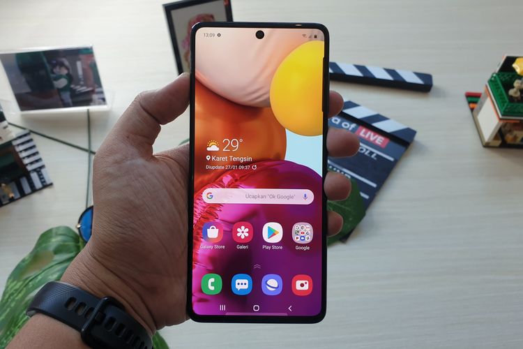 Tampak depan Samsung Galaxy A71.
