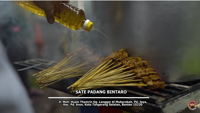 Minyak goreng ditambahkan agar rasa dari sate Padang semakin nikmat.
