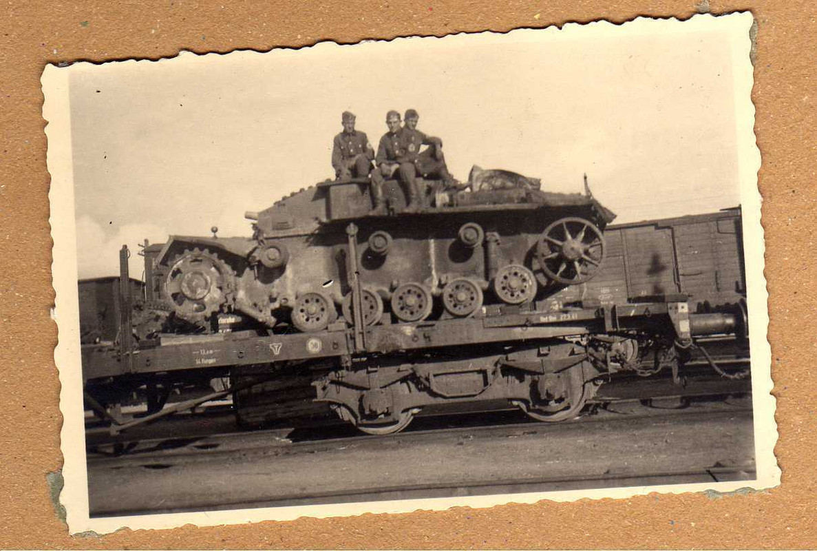 altes Foto Wehrmachts Soldaten mit beschädigtem 