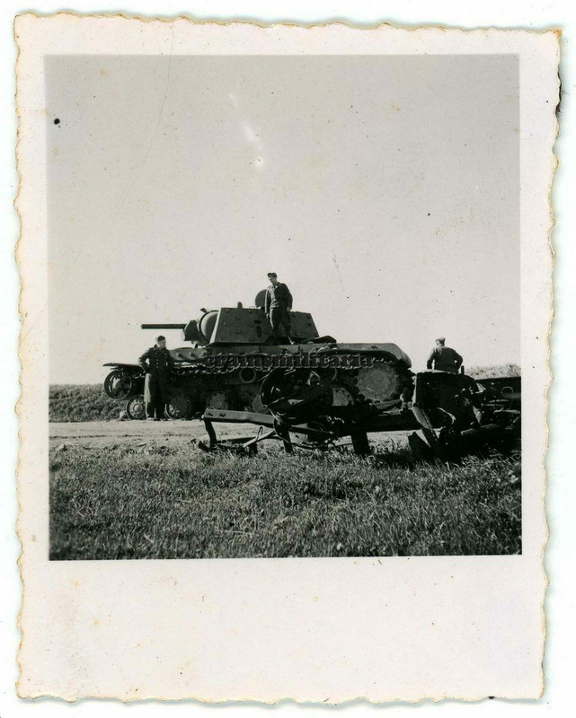Orig. Foto zerstörte russische KW-1 KW-I Panzer Tank b. Pleskau Russland 1942