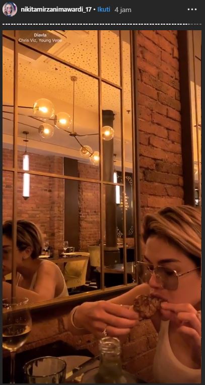 Nikita Menikmati hidangan makan malam di Barcelona
