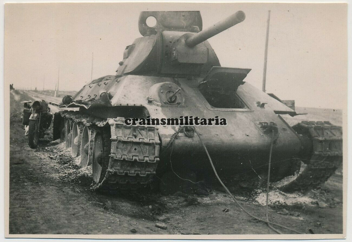 Orig. Foto zerstörte russische Beute Panzer T-34 Tank vor BRJANS