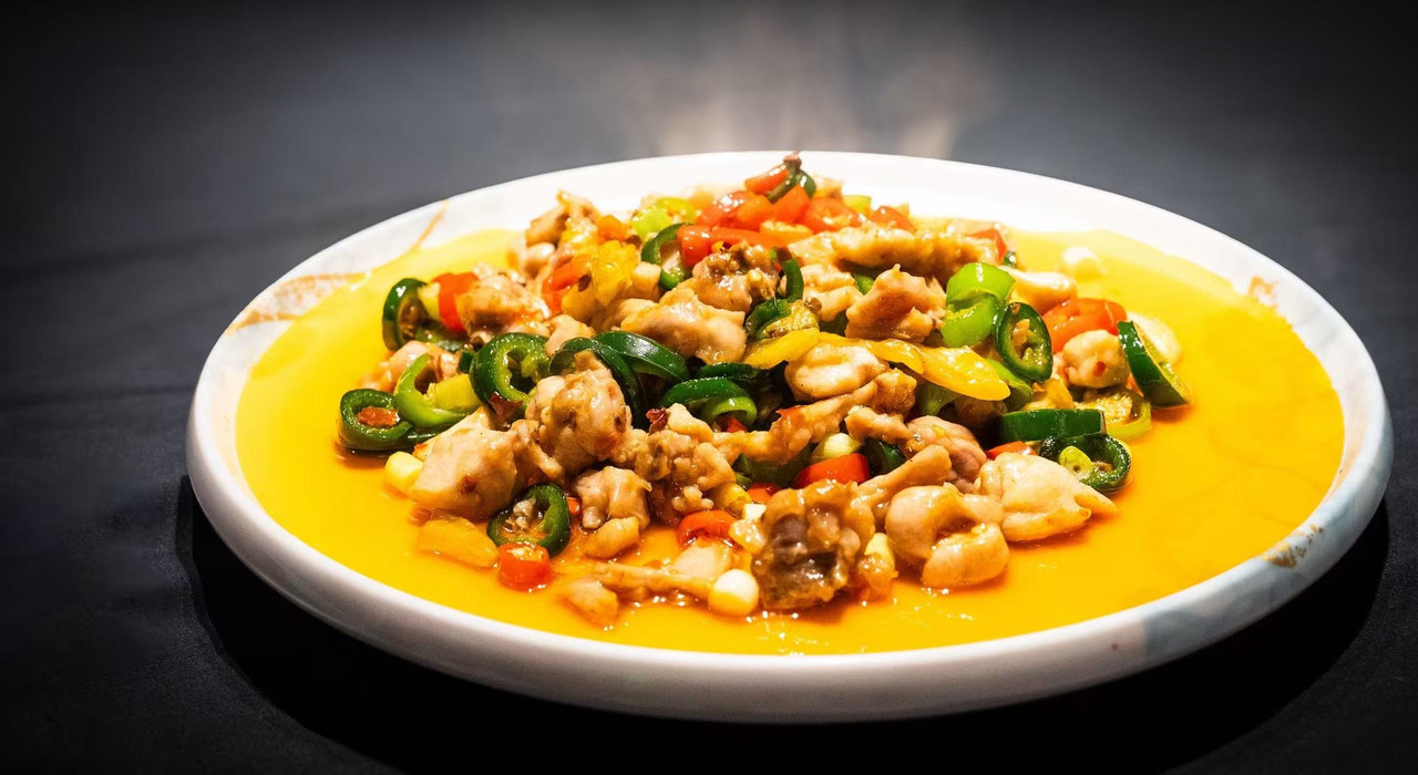 Kaninchen mit frischen Chilischoten