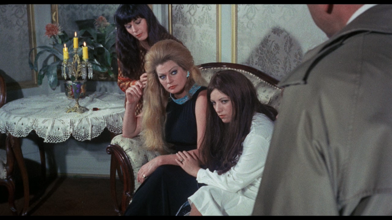 Casa D'appuntamento (1972) HDRip.VOSE.mkv_snapshot_00.13.52.498