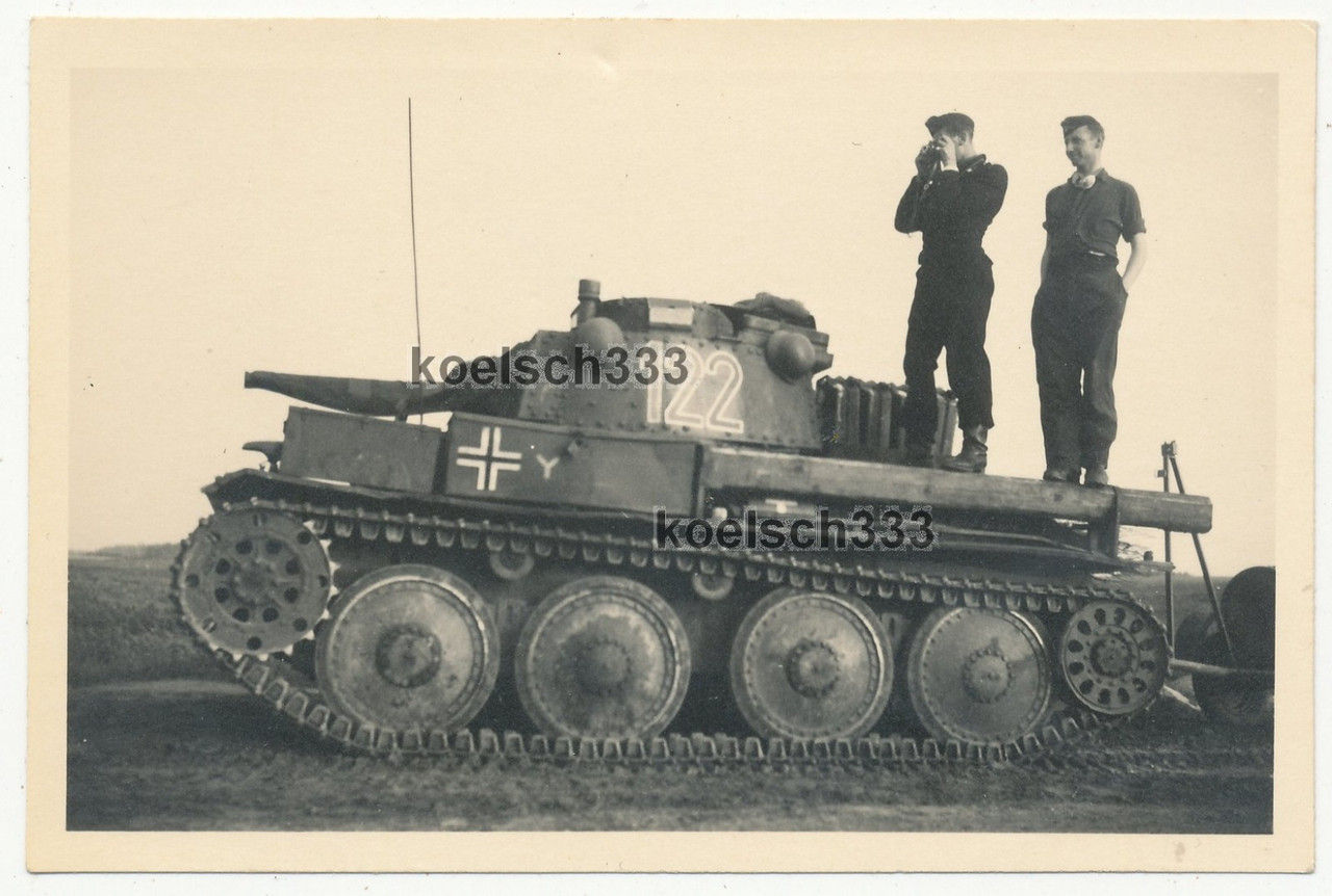 Foto Panzermänner auf Panzer 38(t) mit Kennung der 7 PD an der Ostfront 1941