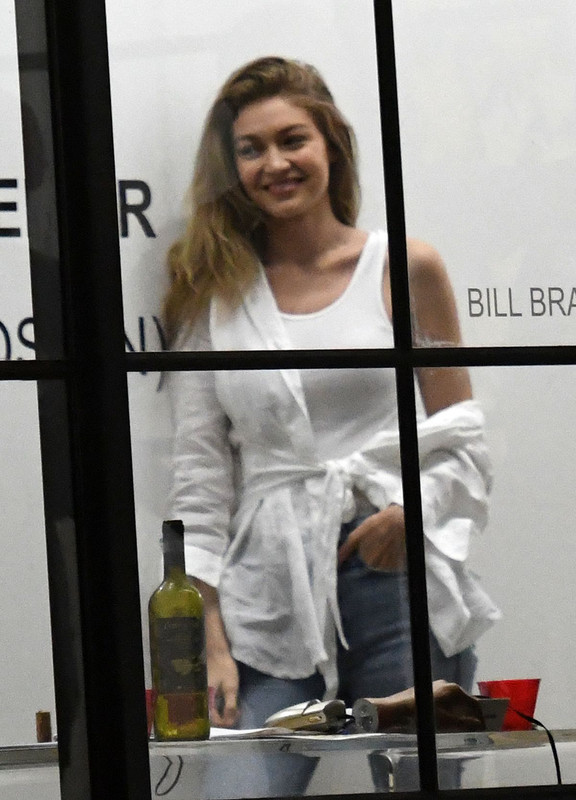 gigi-hadid-at-an-art-gallery-opening-in-miami-11-24-2018-1