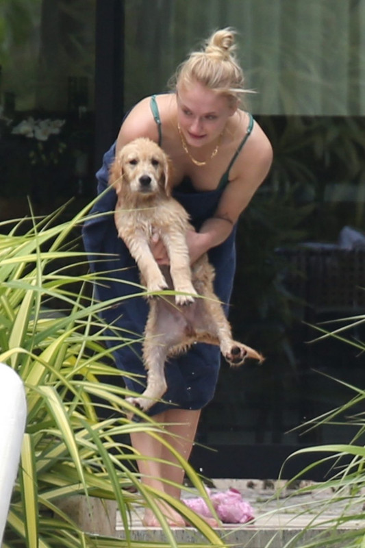 Sophie-Turner-CelebsView.Com (12)