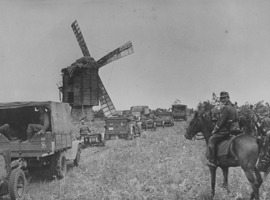 Колонна 100-ой легкой пехотной дивизии вермахта на марше по дороге на Украине.