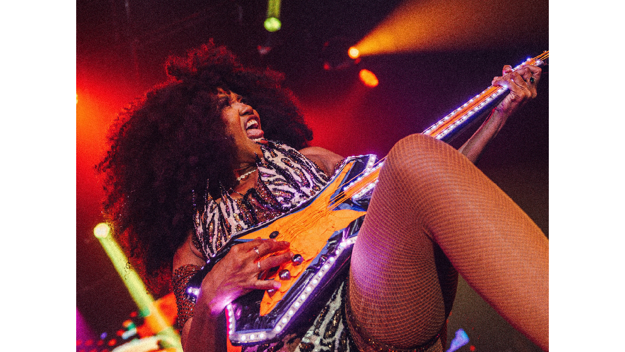 Gaby Amarantos tocando guitarra na Rock Doido Tour