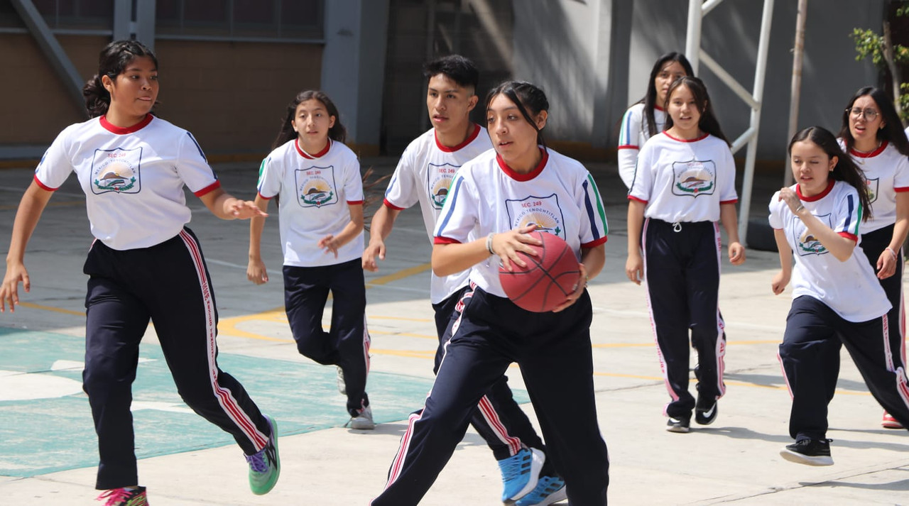 Entrega Indeporte material deportivo a la escuela Secundaria Diurna No. 249