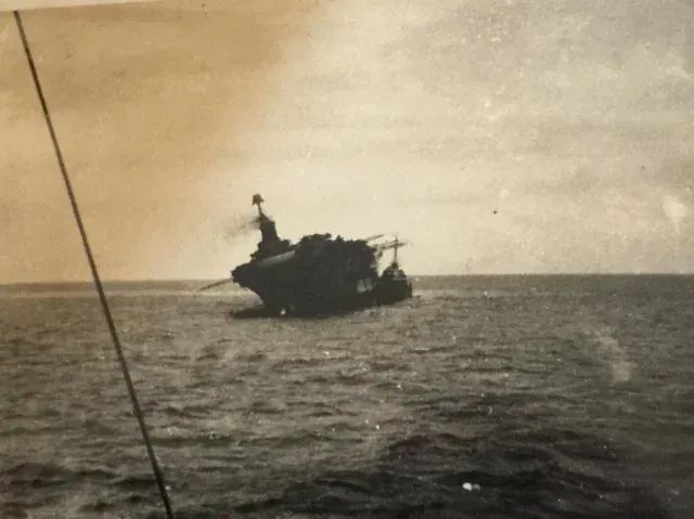 HMS-Ark-Royal-torpedeado-13-11-1941-2.jpg