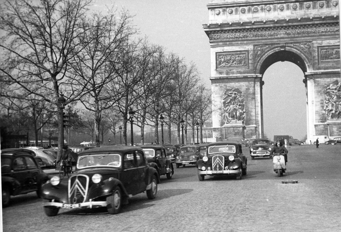 Traction aux Champs Elysées - 55.03.200.4A -