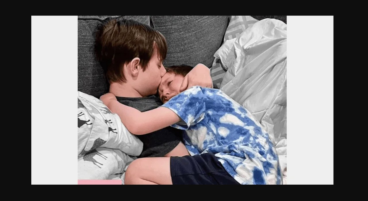 Niño con cáncer terminal consuela a su hermano, tras enterarse que morirá pronto